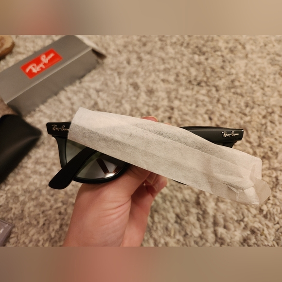 Ray-Ban Black Wayfarer Classic Sunglasses - Picture 9 of 9